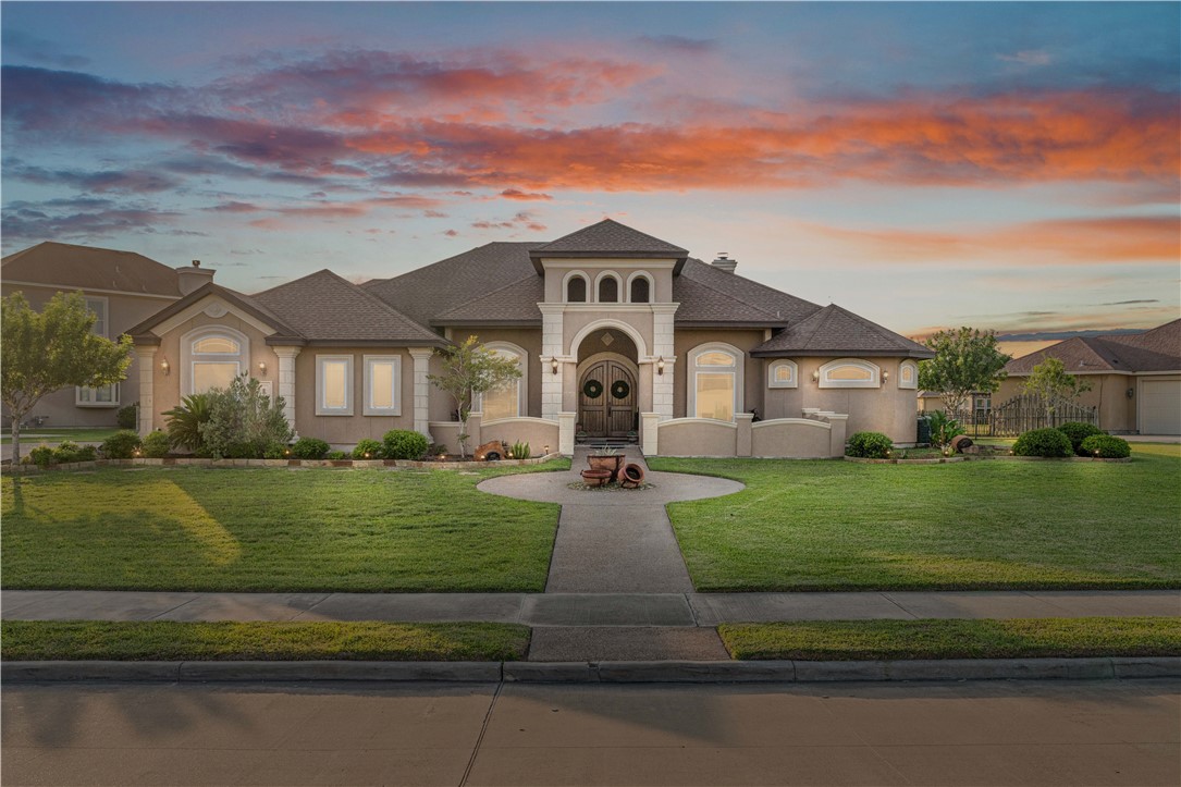 8401 Lago Vista Dr — photo