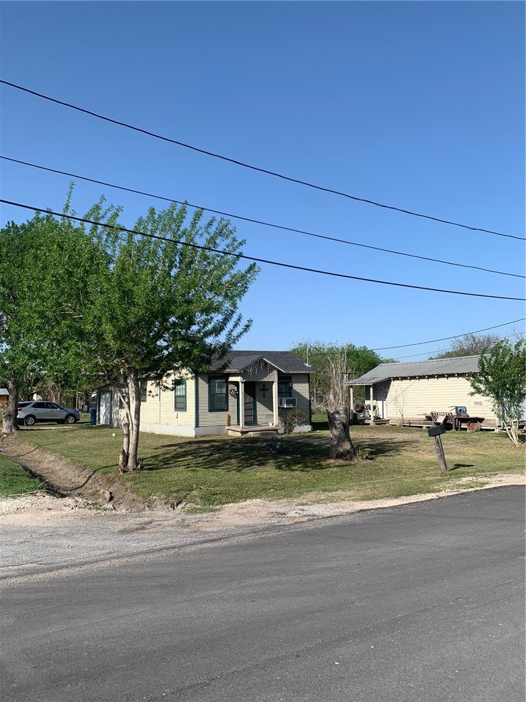 501 E Commons Street, Refugio, TX 78377 — photo 2
