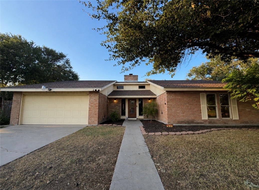 907 Hercules Dr E — photo