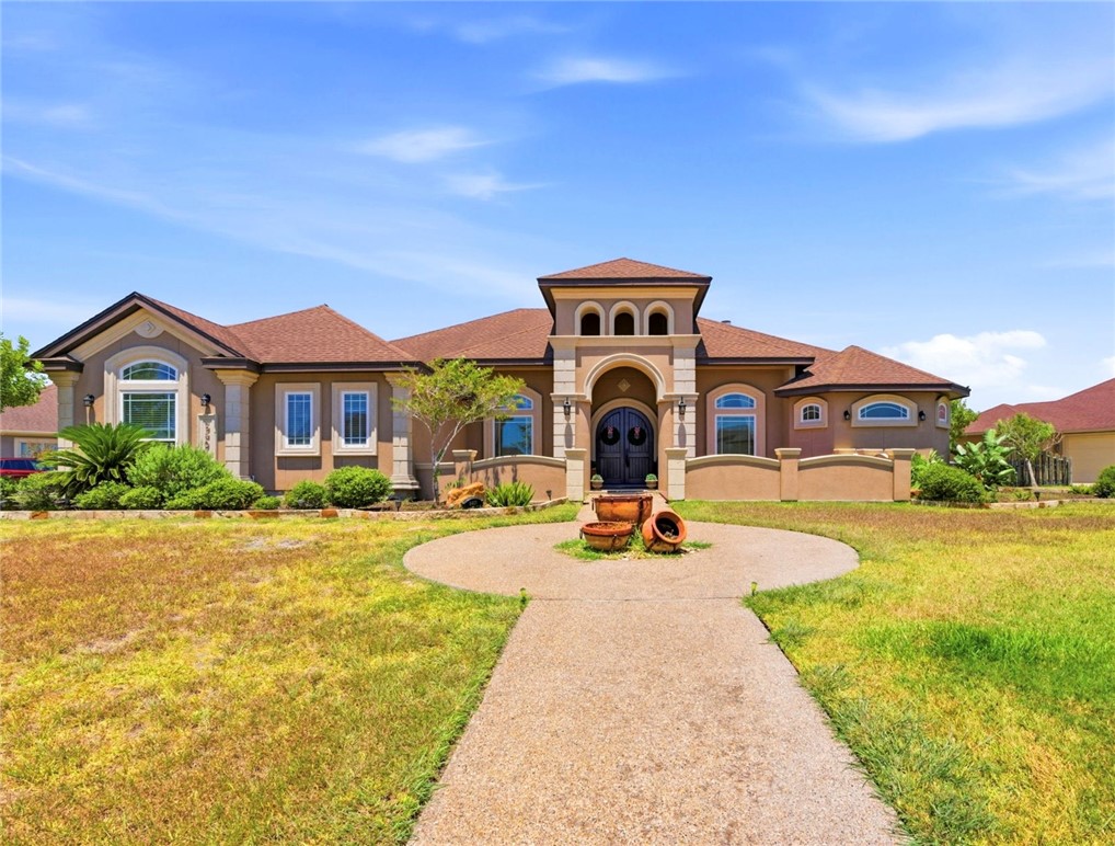 8401 Lago Vista Dr — photo