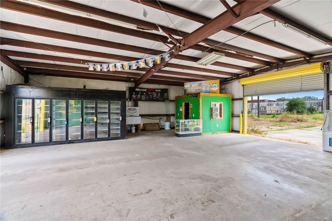 118 E 4th Street, Bishop, TX 78343 — photo 2