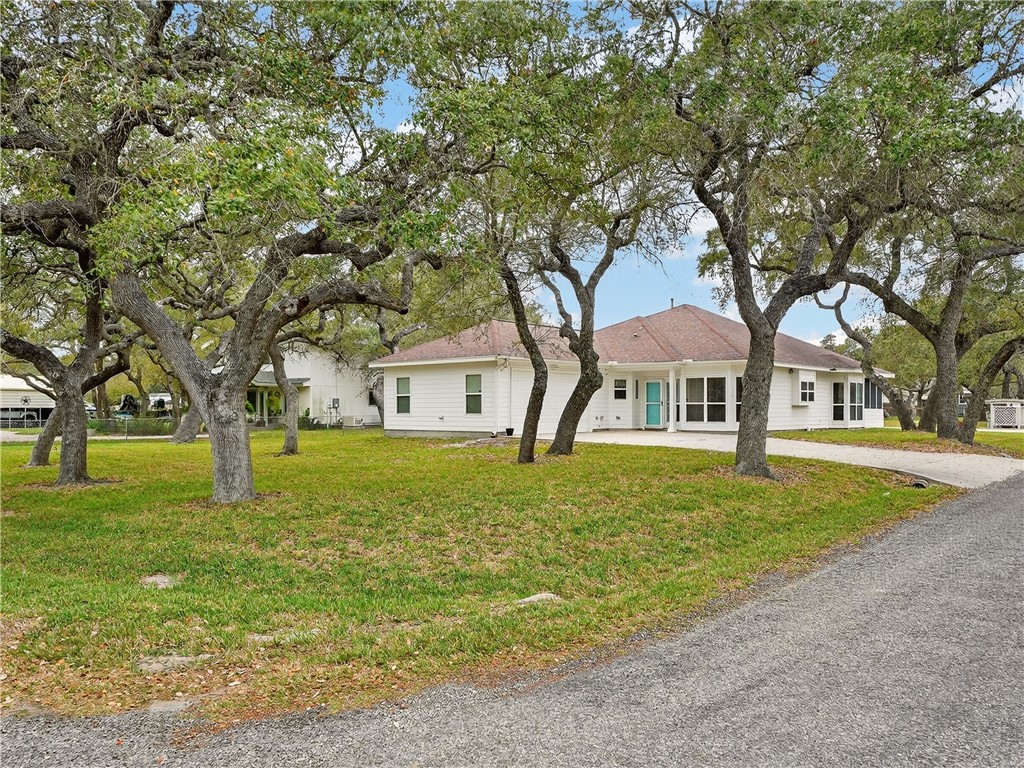 Home in Rockport, TX 78382 — photo 2