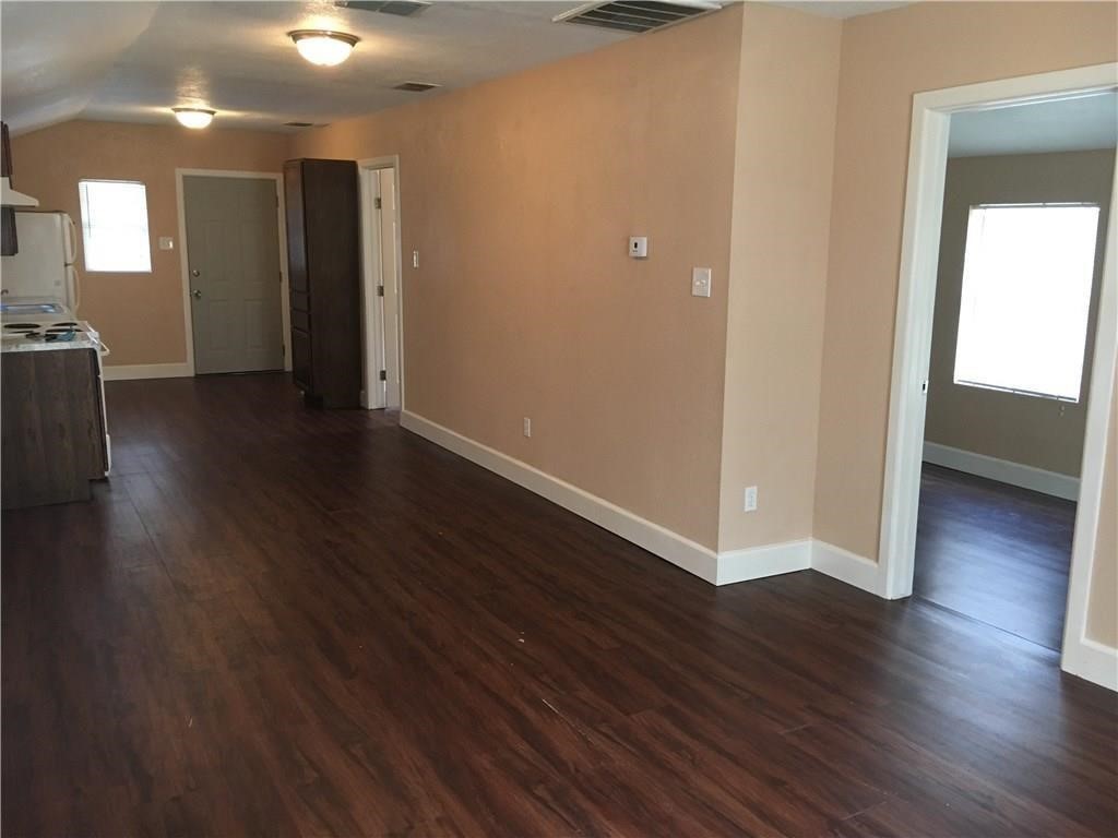 425 W AVENUE D — photo 2