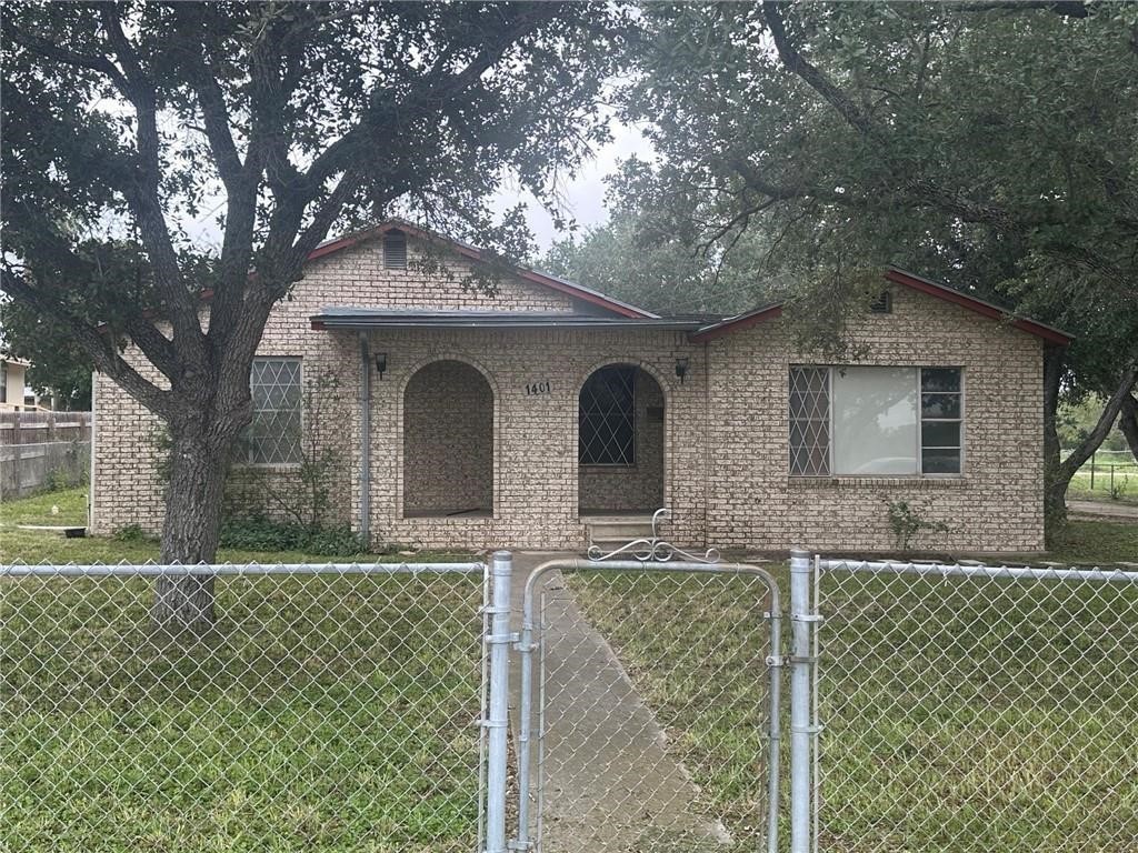 1401 E Henrietta Ave — photo