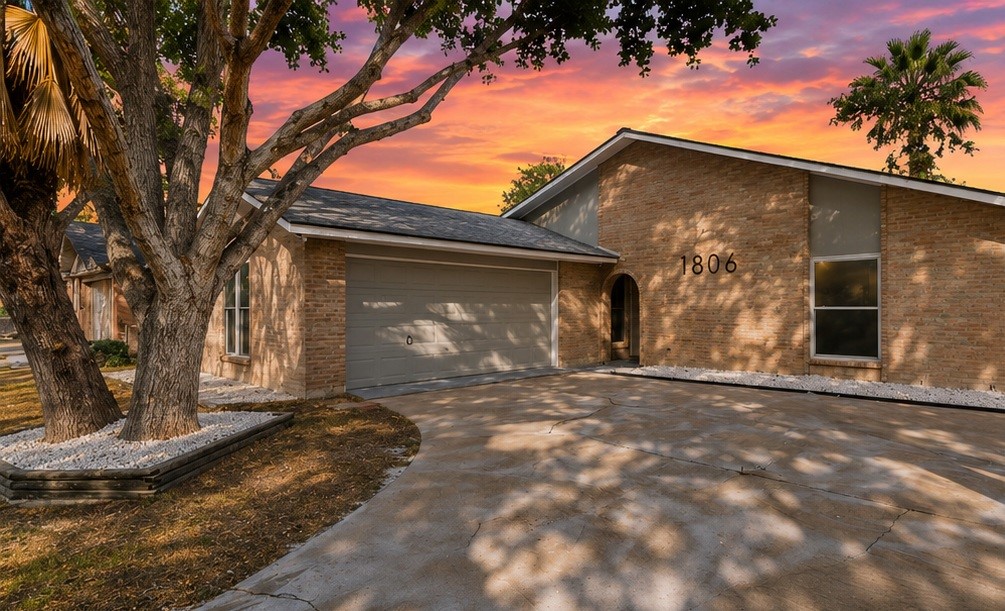 1806 Brazos Dr — photo