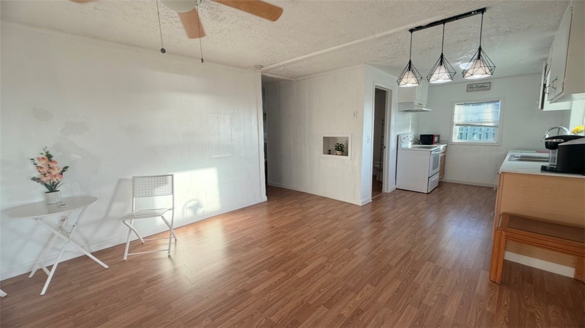 910 E Lakeside, Corpus Christi, TX 78418 — photo 2