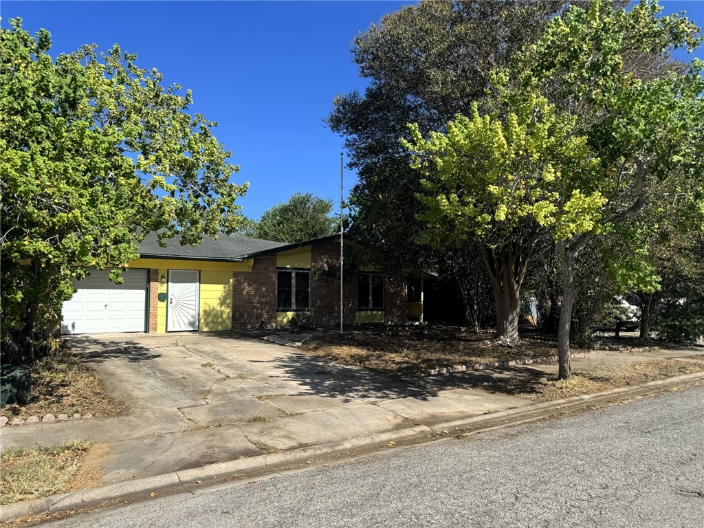 814 Crestview Dr — photo