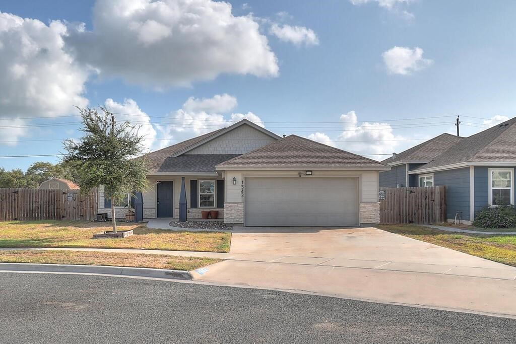 1542 Oak Hill Dr — photo