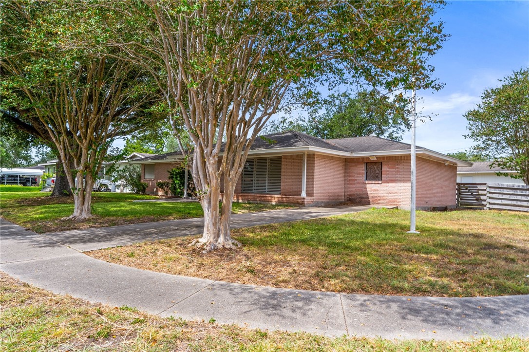 300 Hackberry Street, Sinton, TX 78387 — photo 2