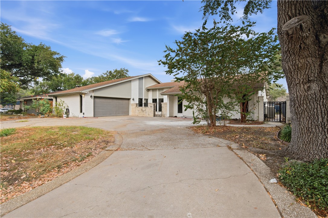 4325 Wood River Dr — photo