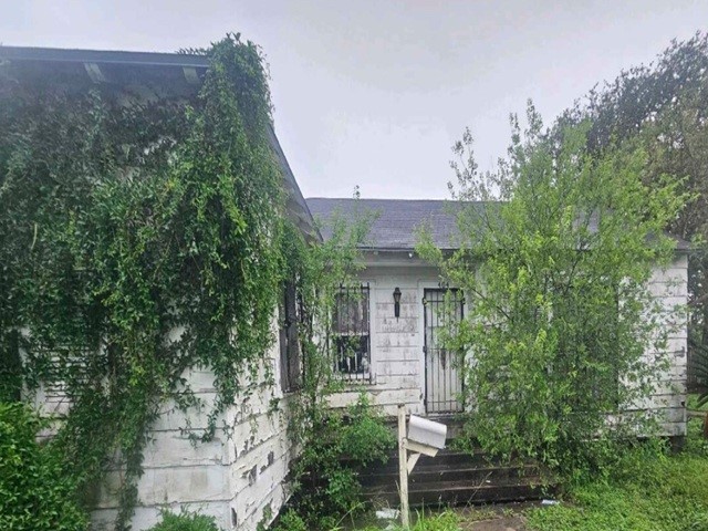 404 E Ligustrum Blvd — photo
