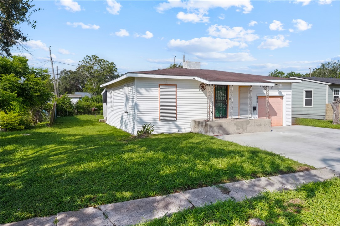 1821 Hawthorne Dr — photo