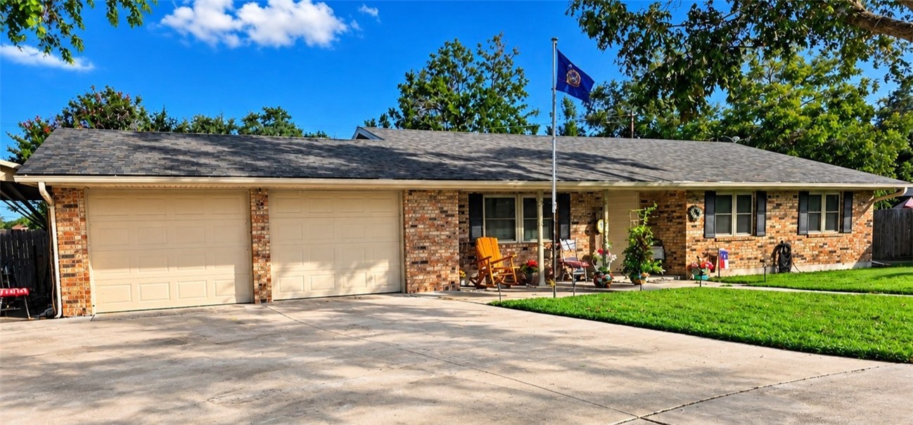 11110 Forest Hill — photo
