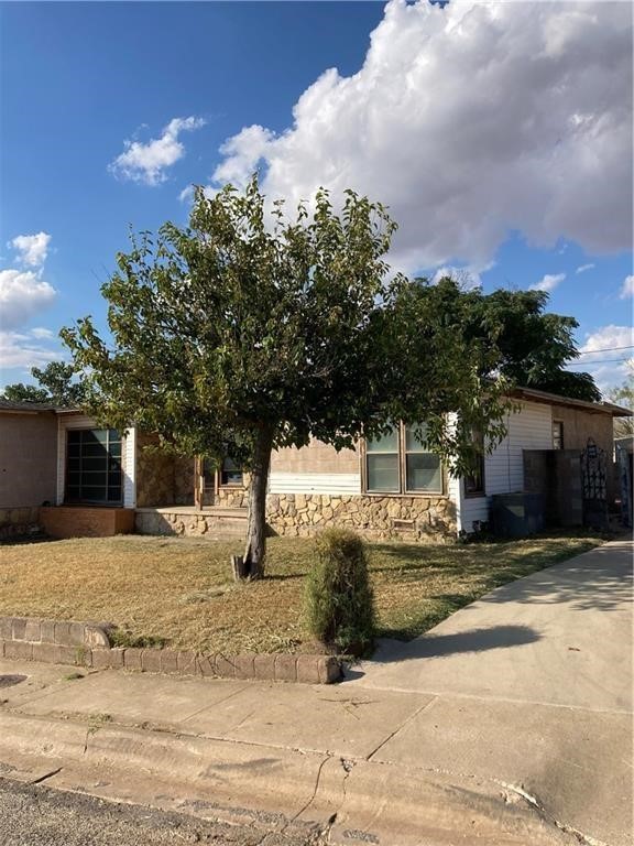 607 Caylor, Big Spring, TX 79720 — photo 2
