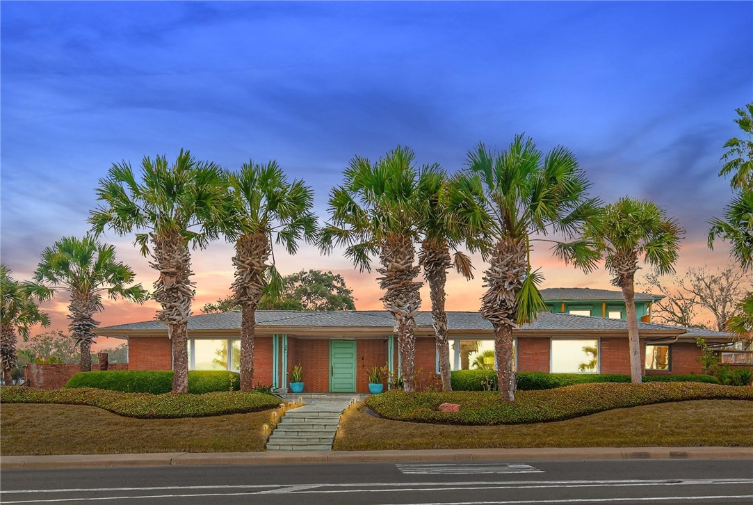 2011 Ocean Dr — photo