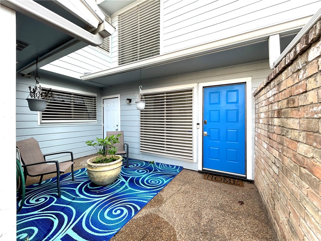 840 Cliff Dr Unit 4 — photo
