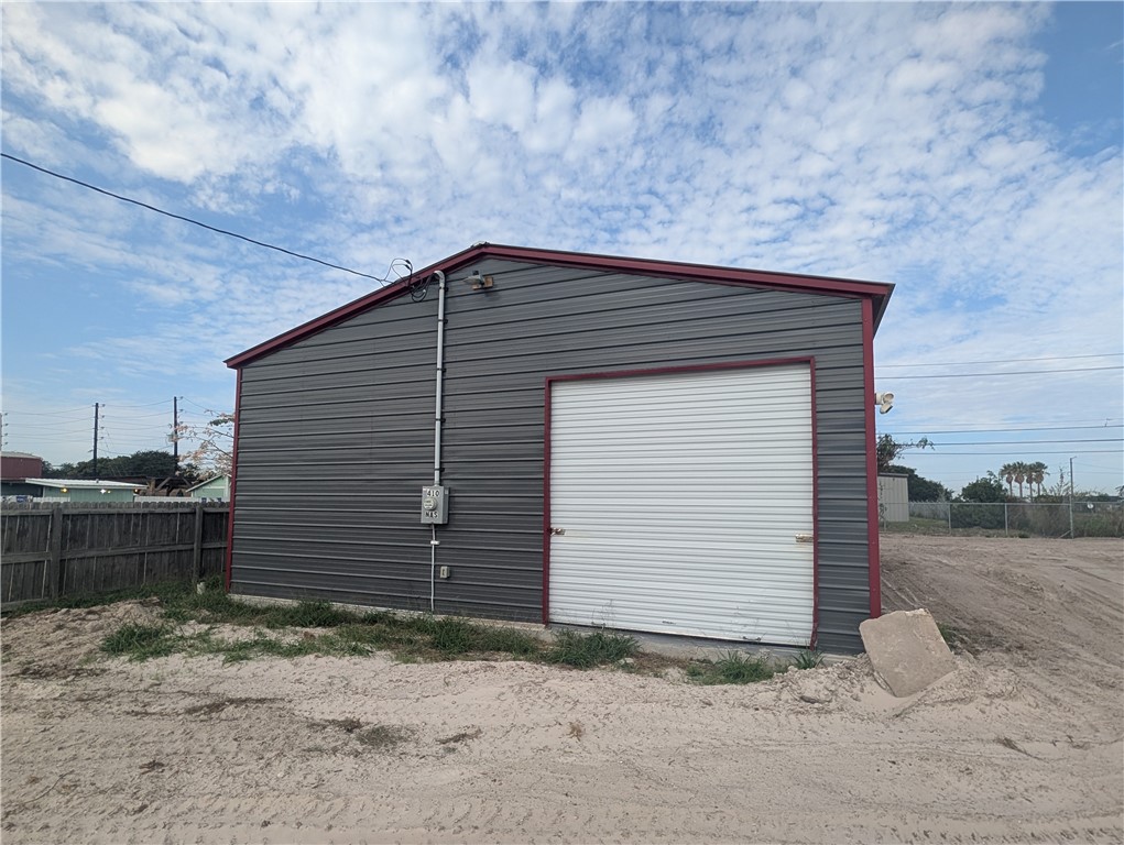 410 Nas Dr — photo