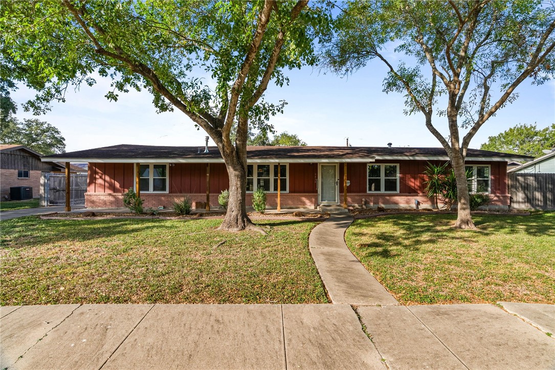 9418 Huntington Dr — photo