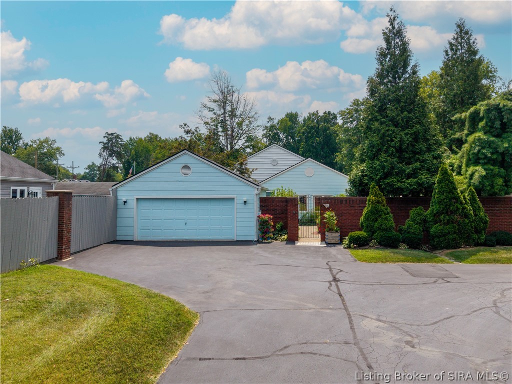 109 Court Yard — photo