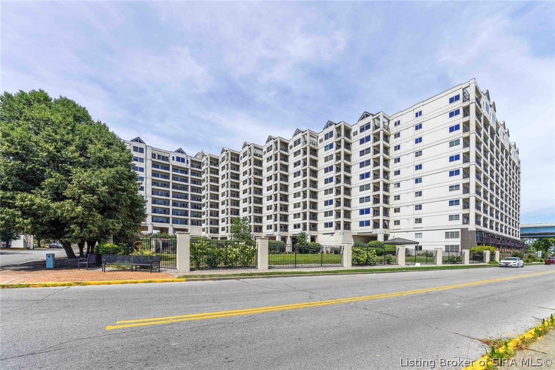 1 Riverpointe Plaza 907 — photo