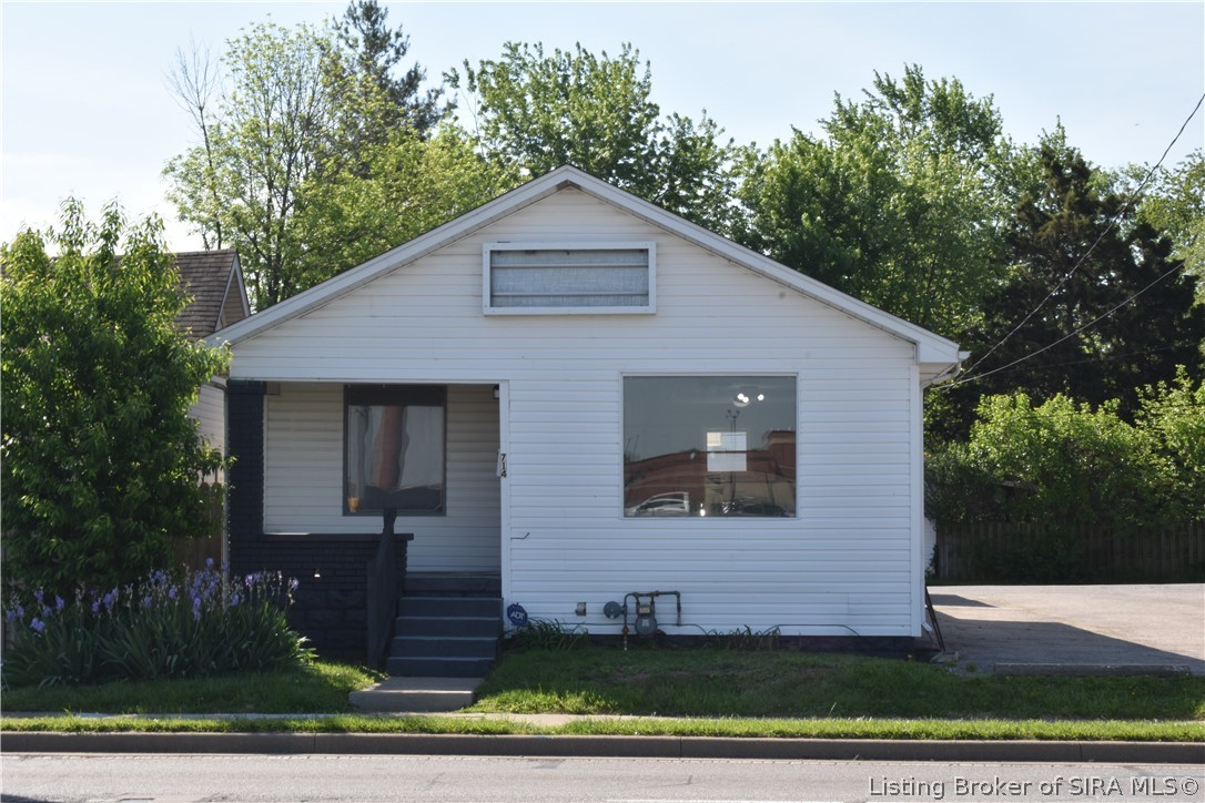 714 E 10th Street — photo