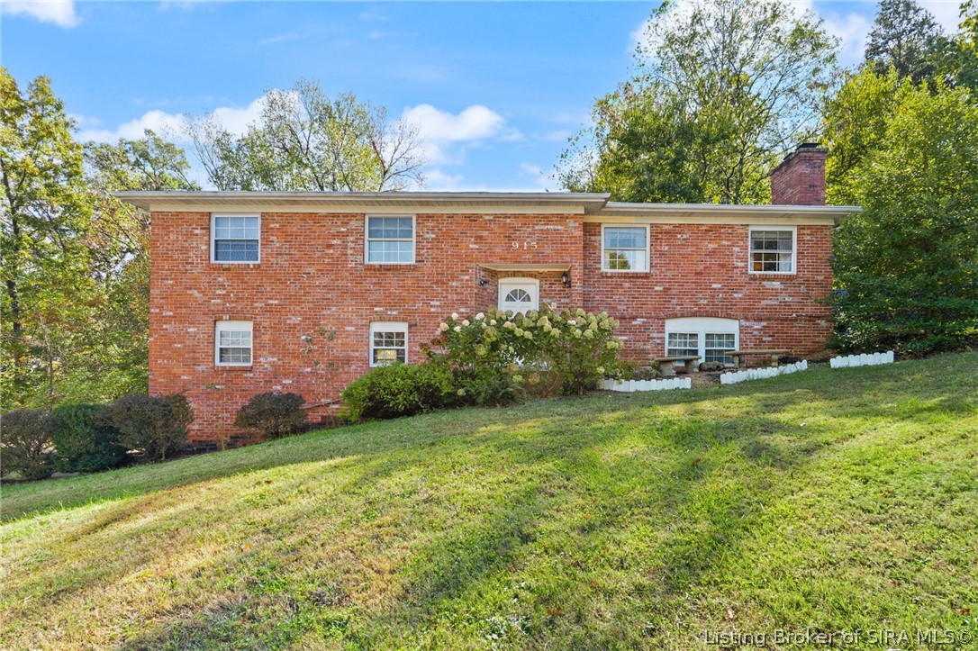 915 Oakland Court — photo