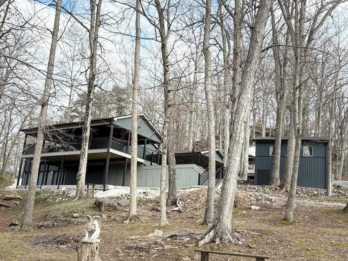 658 Lakeshore Drive — photo