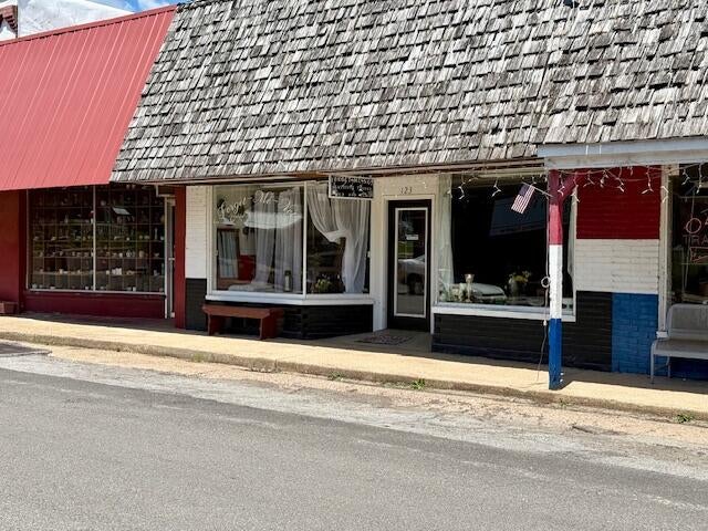 123 North Oak Street — photo