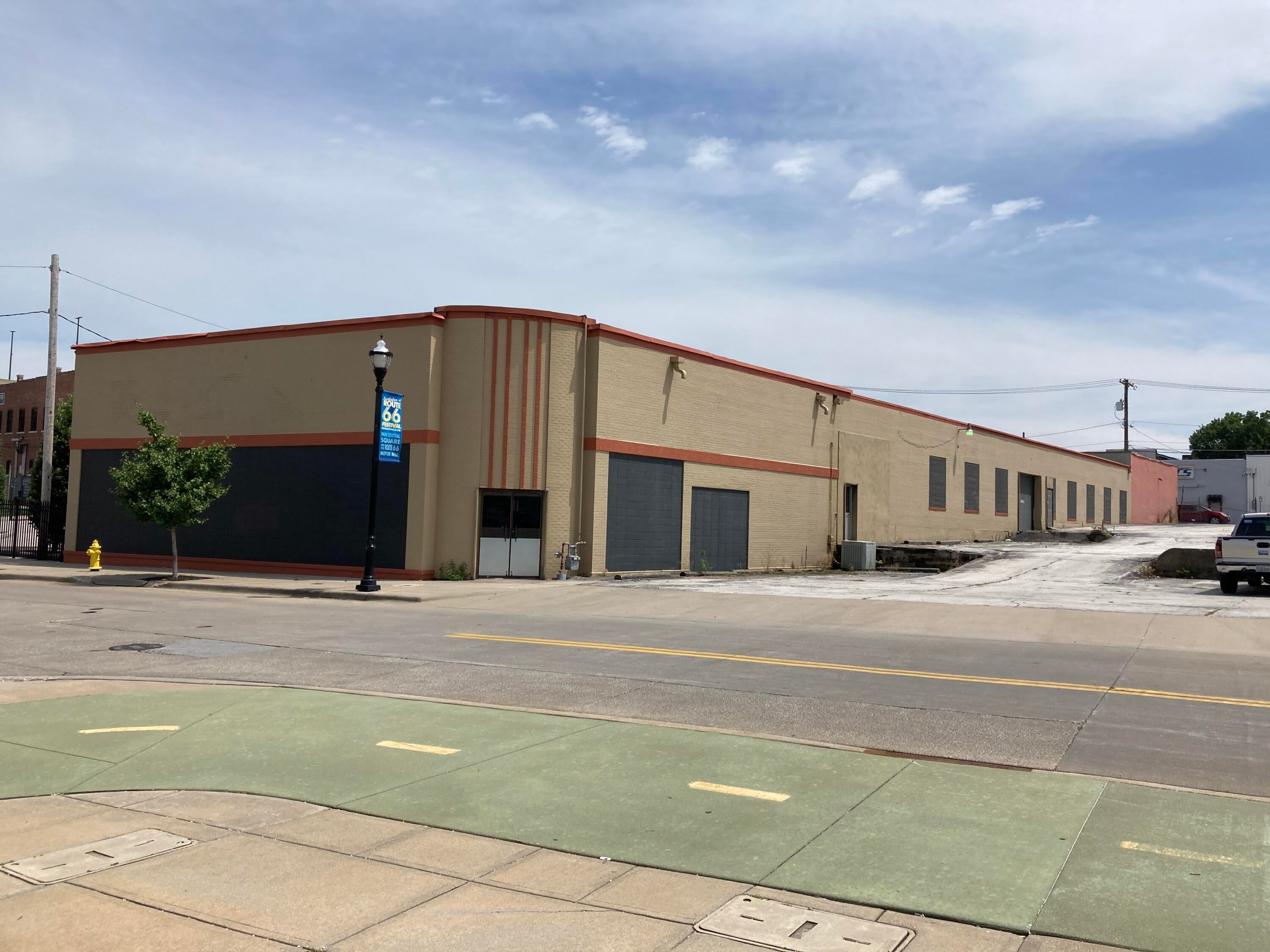 524 W College Street — photo