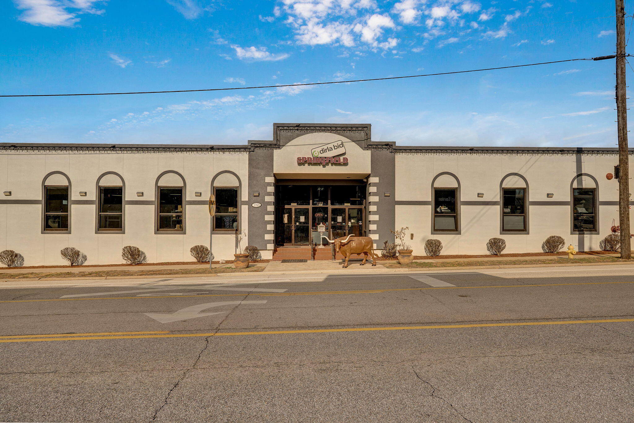 1325 E Trafficway Street — photo