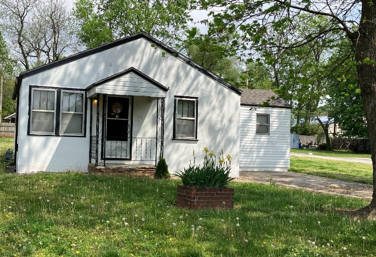 2727 W Walnut Street — photo