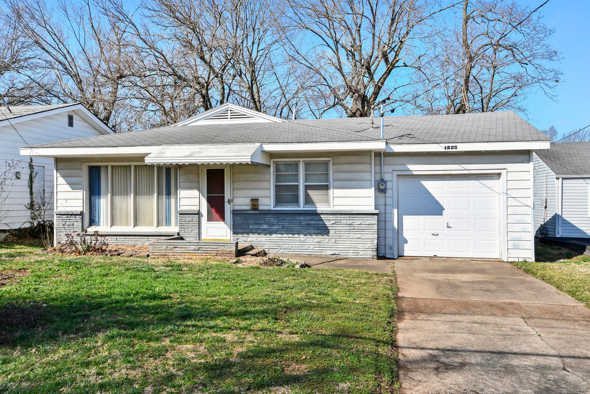 1825 S Weaver Avenue — photo
