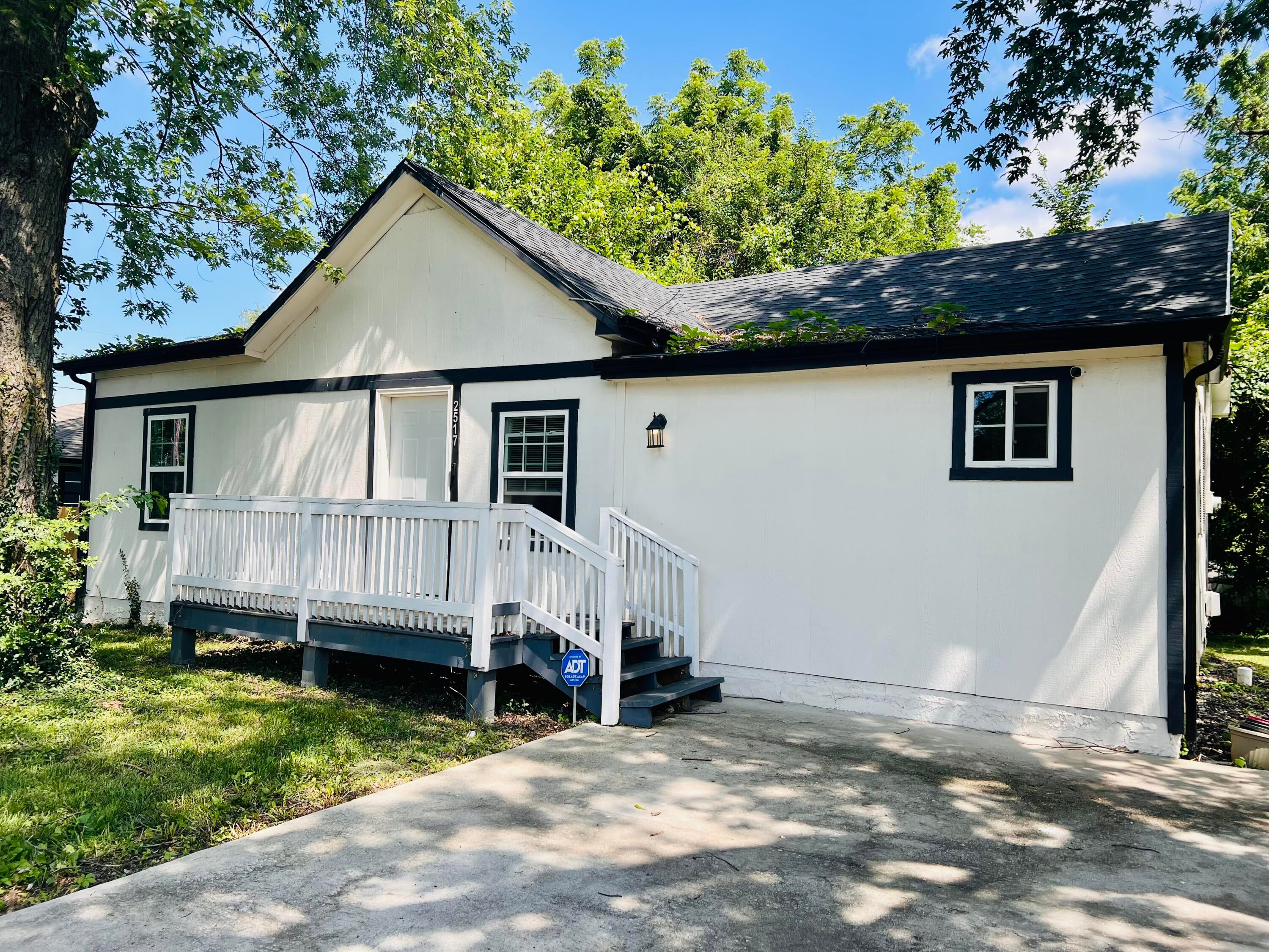2517 W Phelps Street — photo