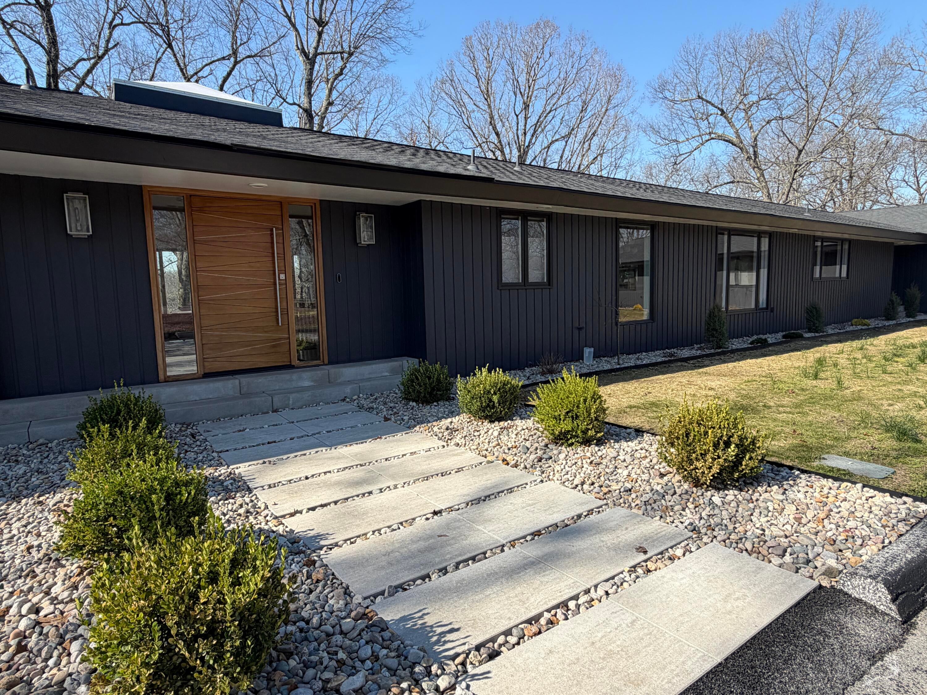 7353 E Farm Road 148 — photo