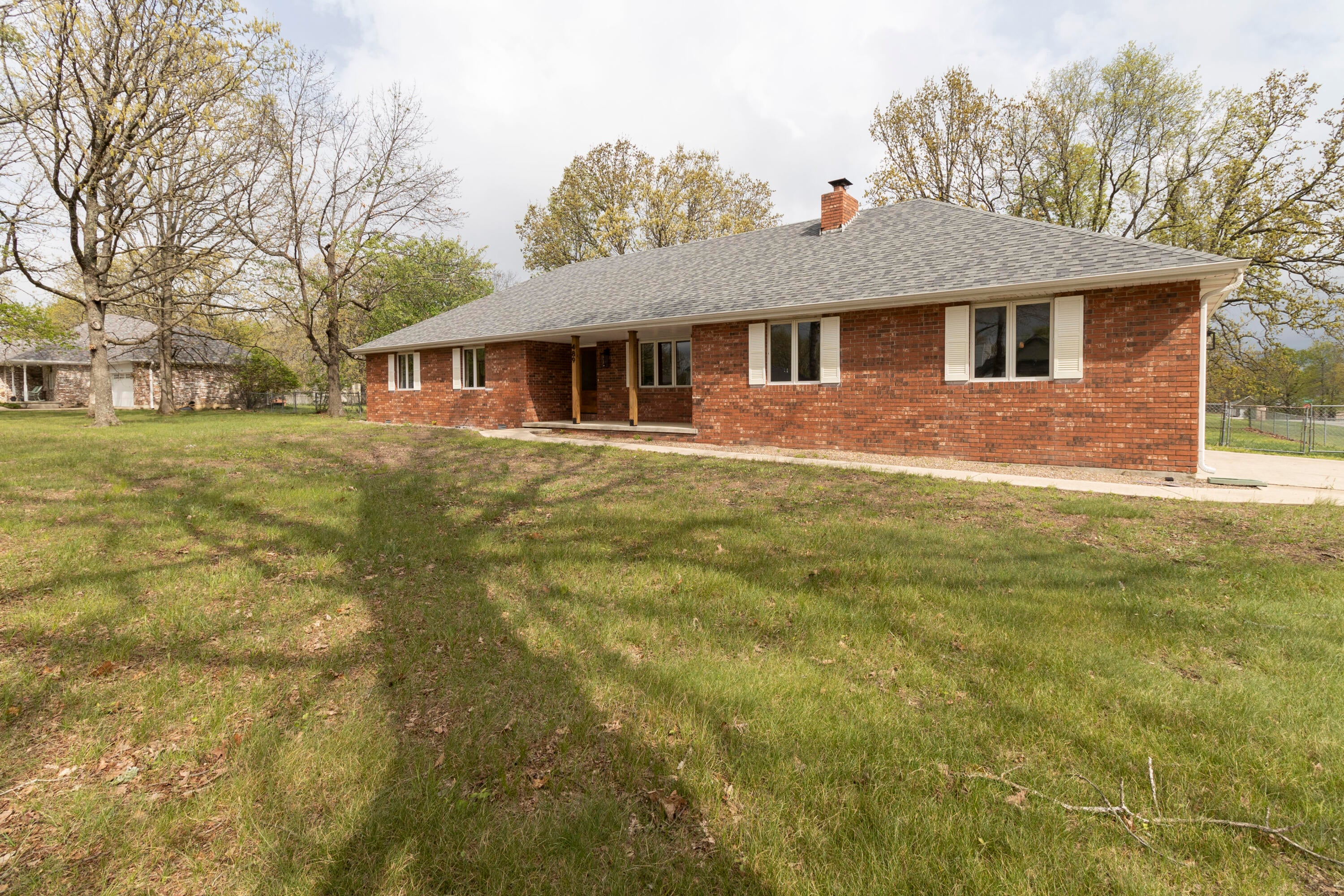 489 Meadowview Drive — photo