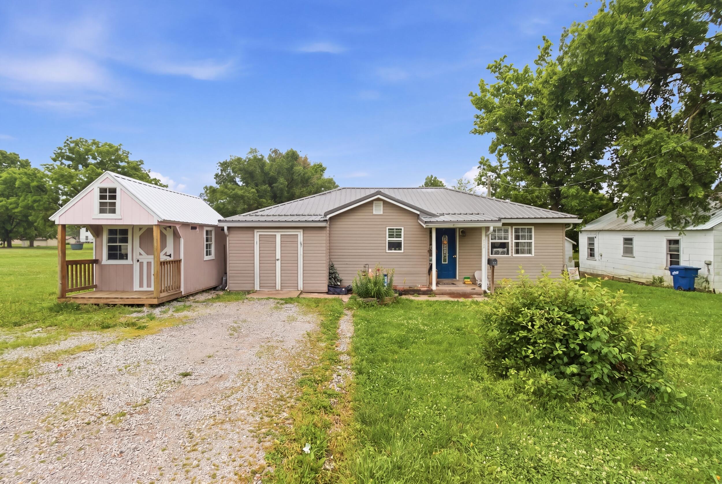 738 Dooley Street — photo