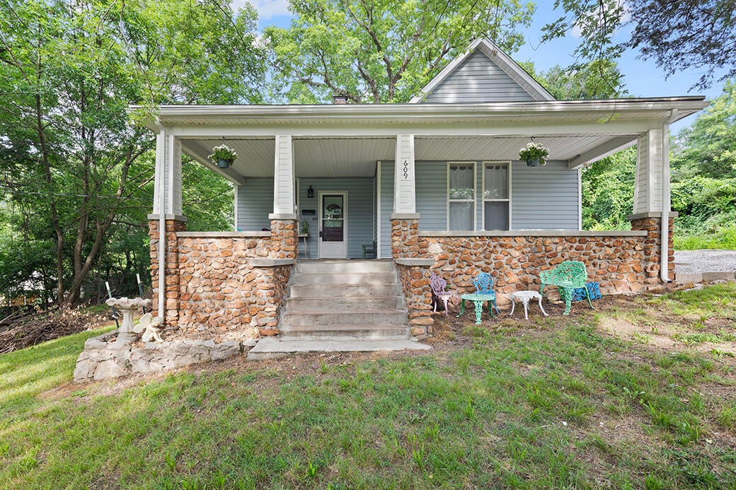 609 S College Street — photo