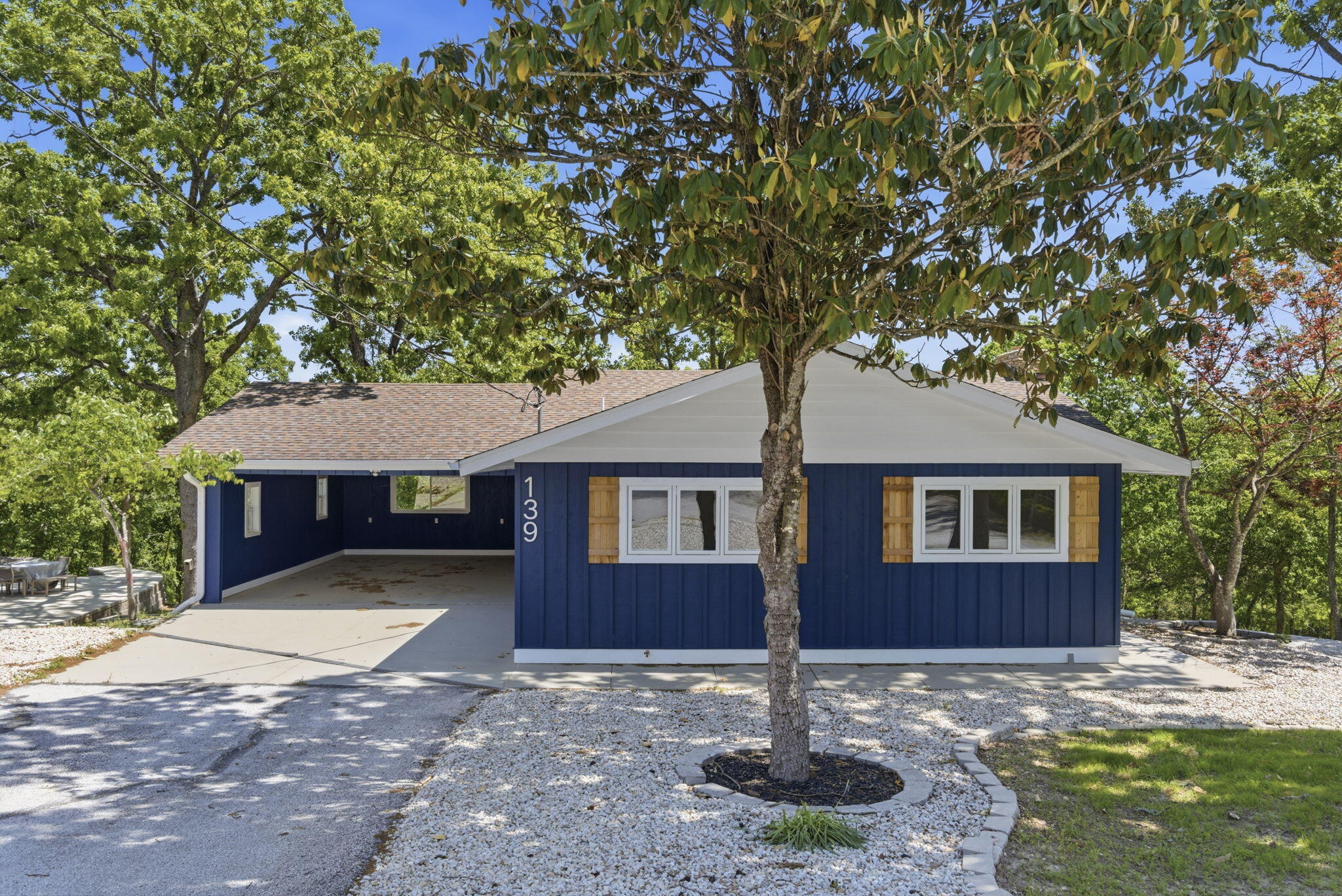 139 Lakeshore Drive — photo
