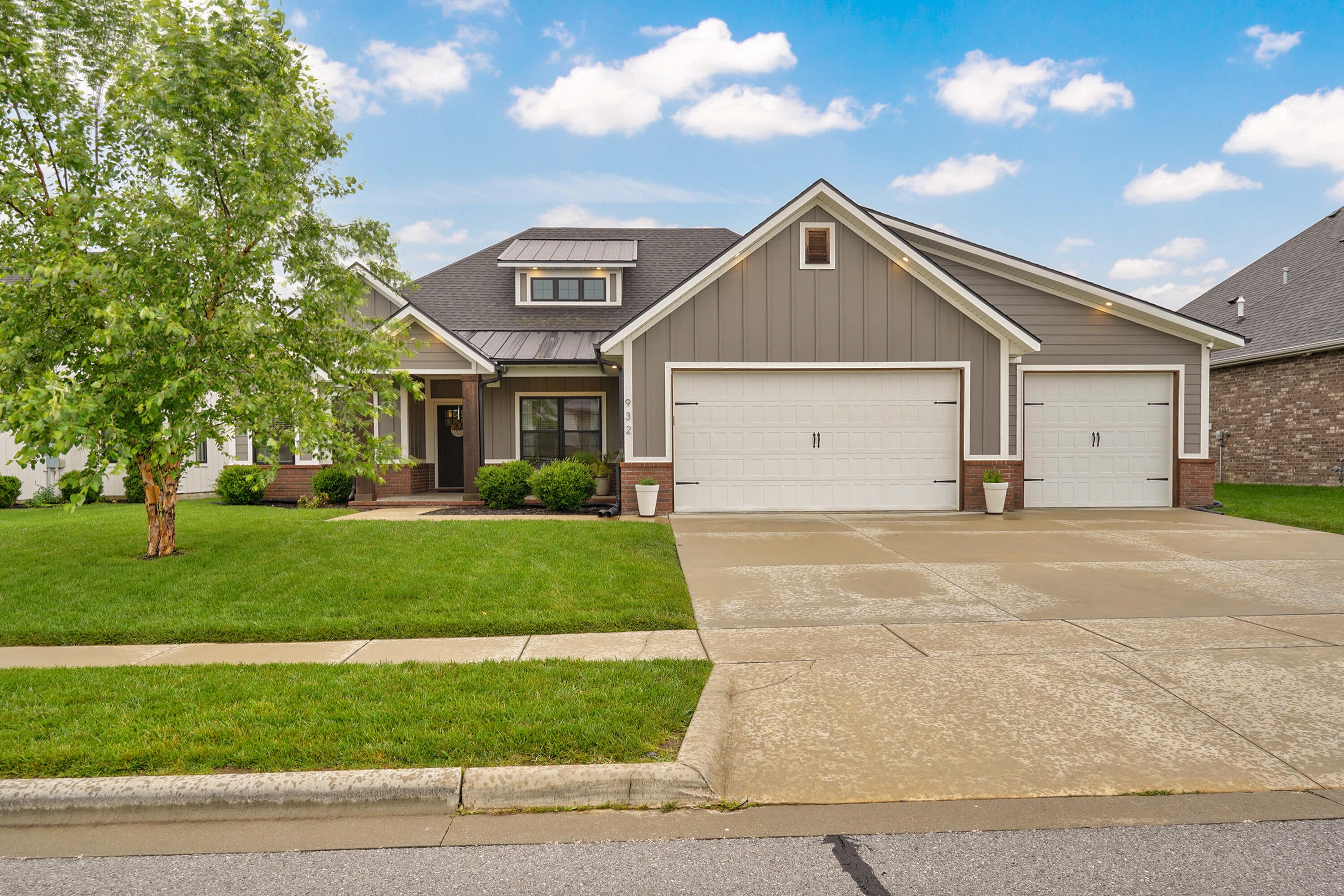 932 E Downshire Drive — photo