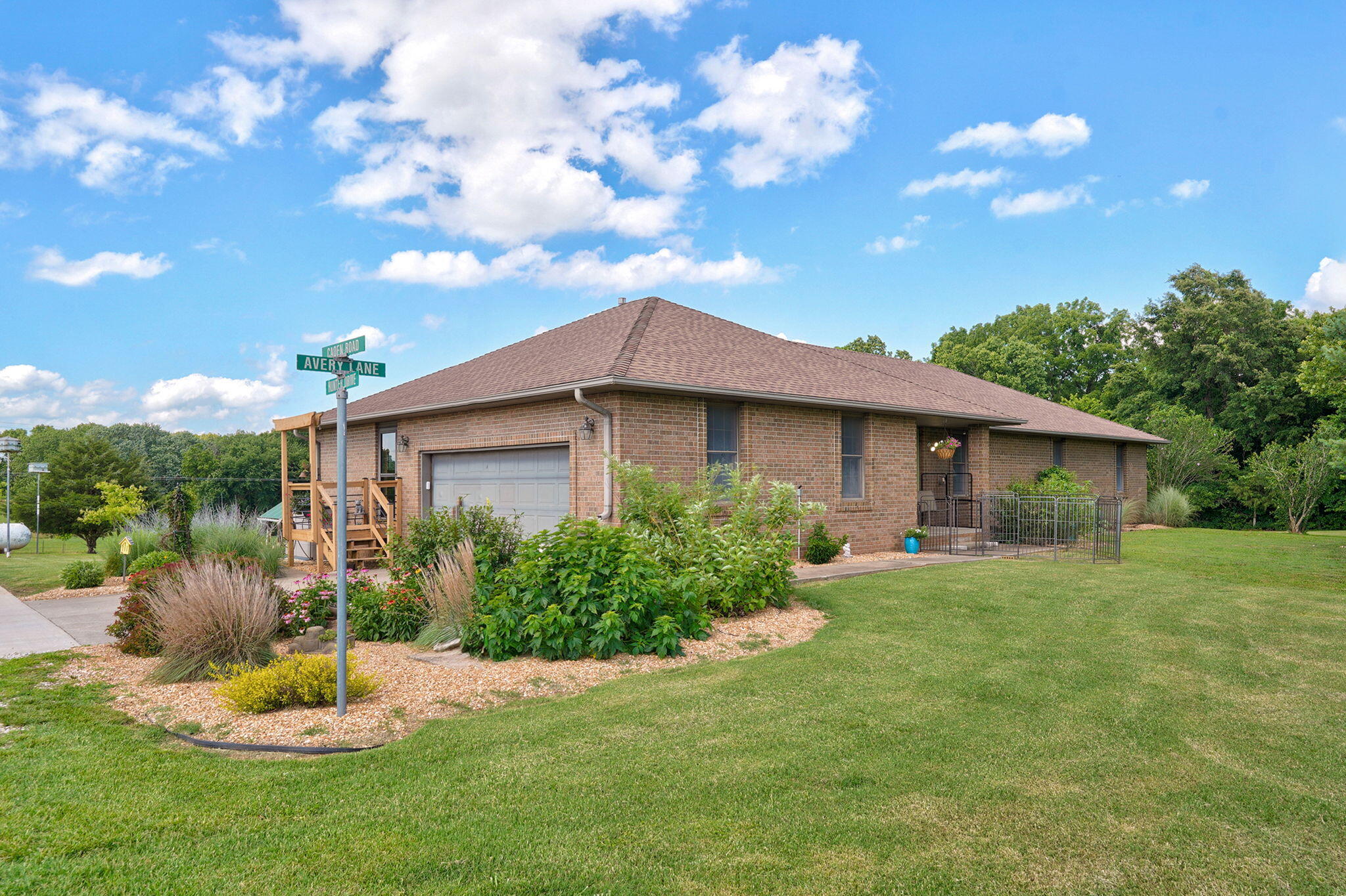 8933 W Farm Road 60 — photo