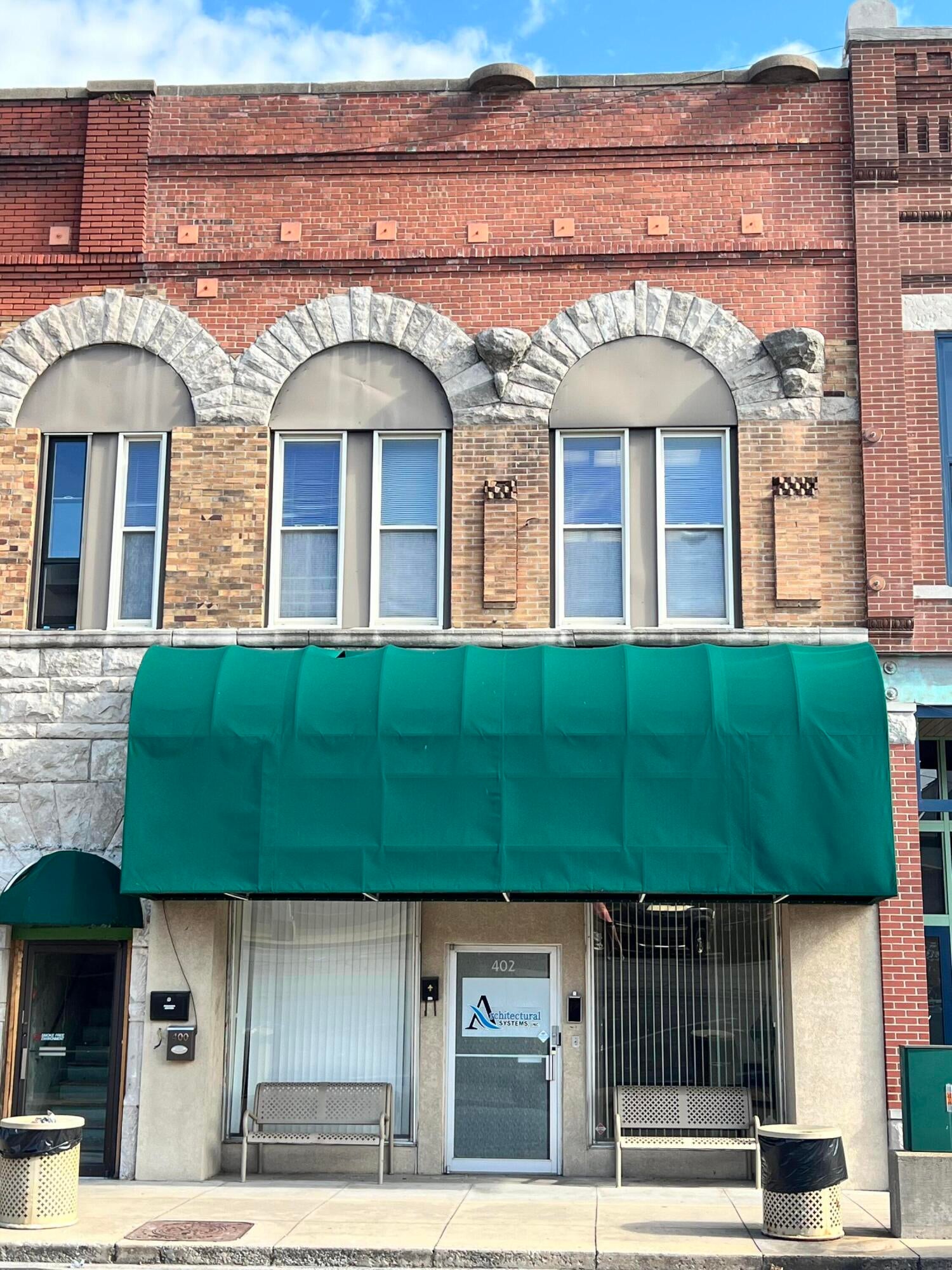 402 E Broadway Street — photo