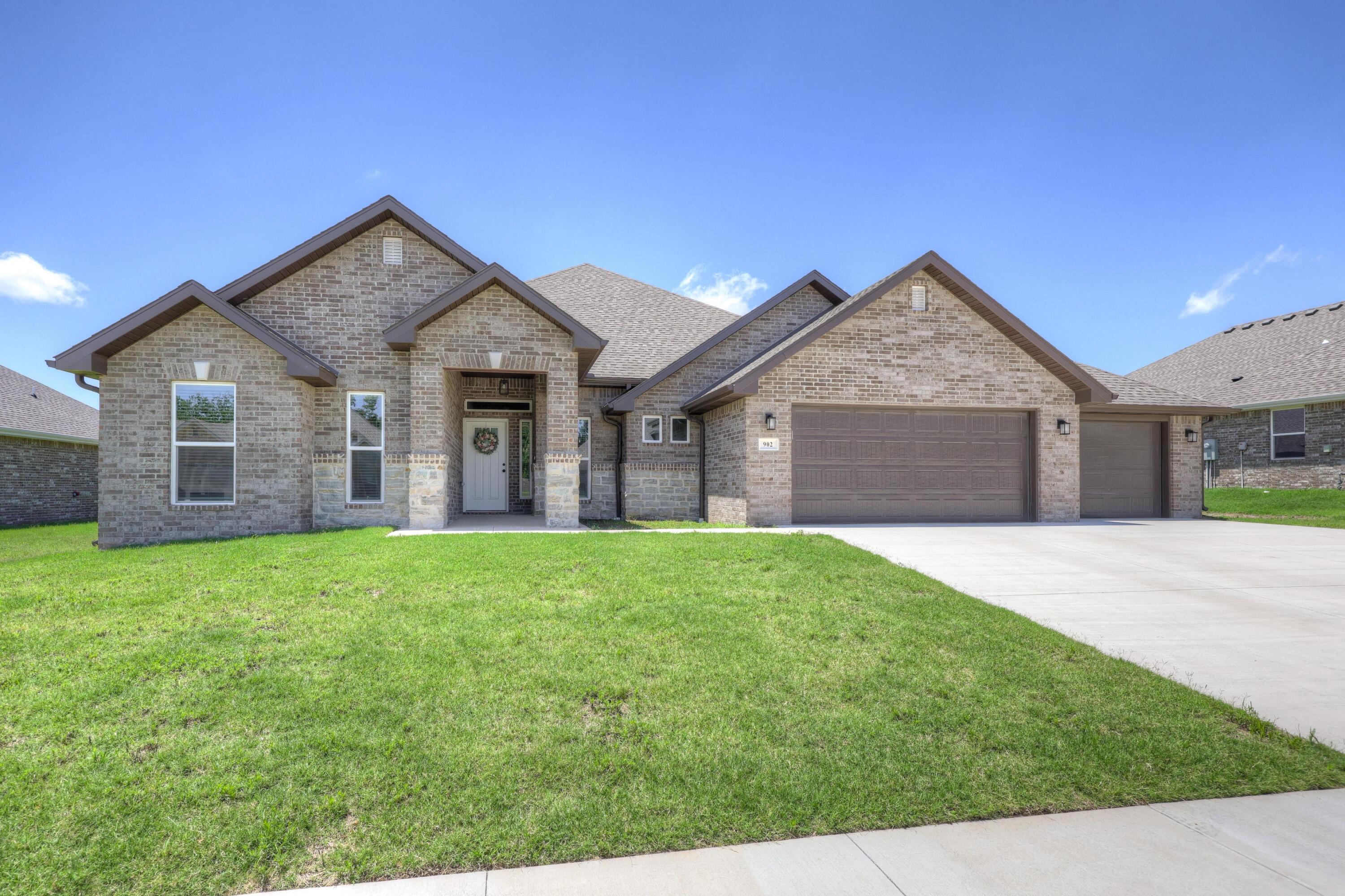 902 Silver Oaks Drive — photo