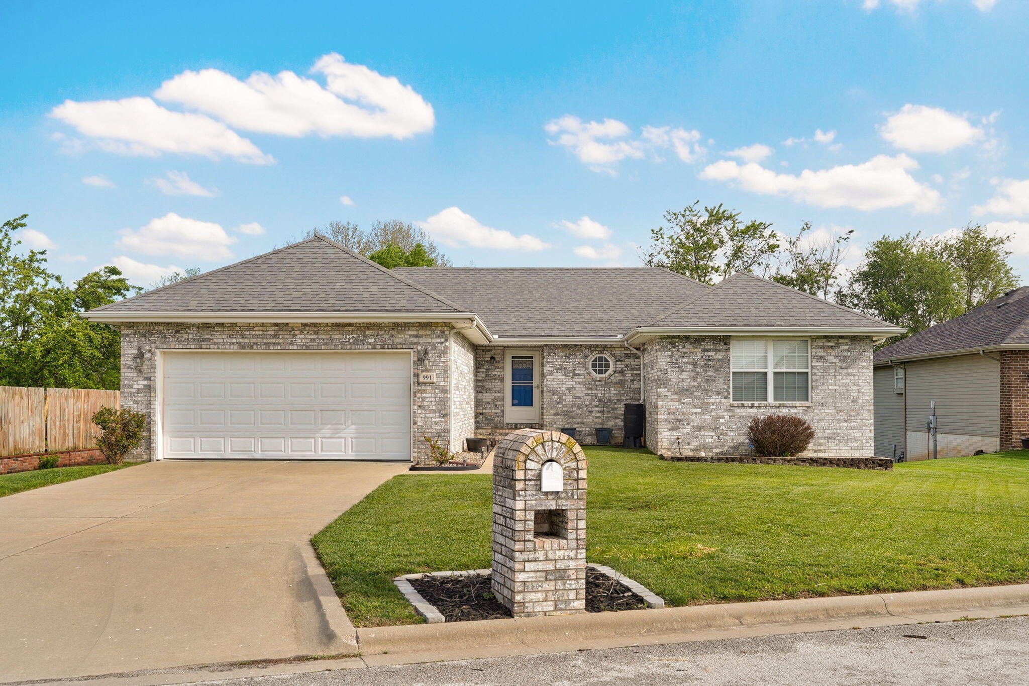 991 W Bates Drive — photo