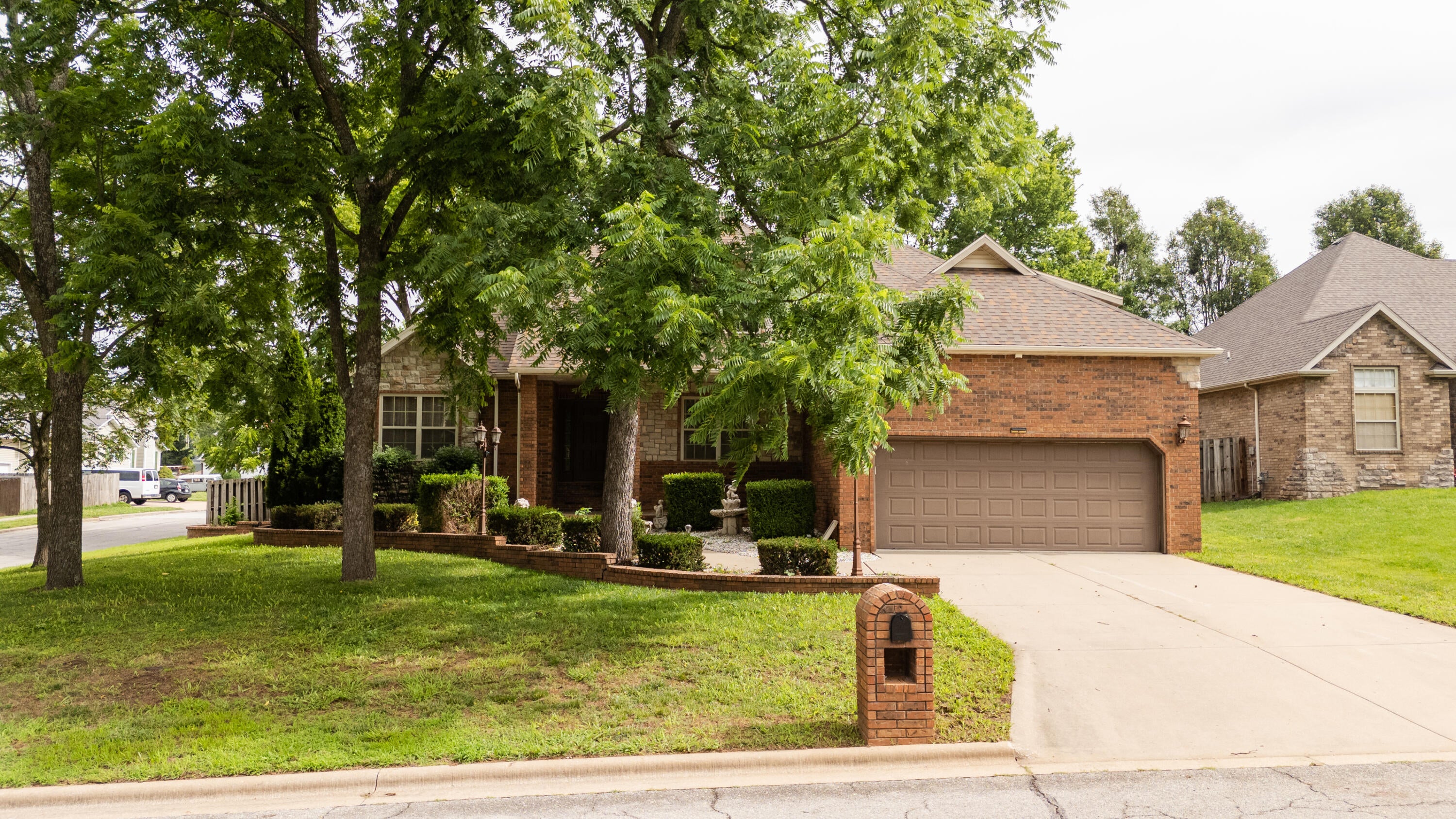 2229 E Kentwood Street — photo