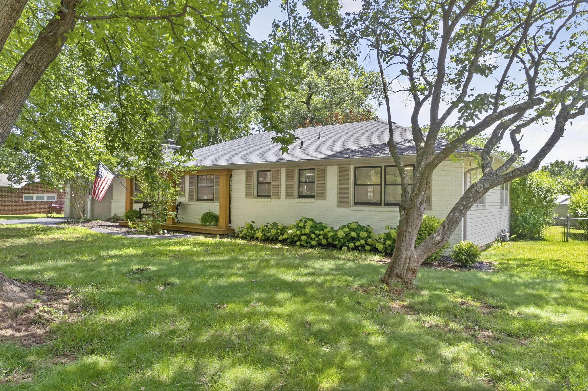 2406 E Broadmoor Street — photo