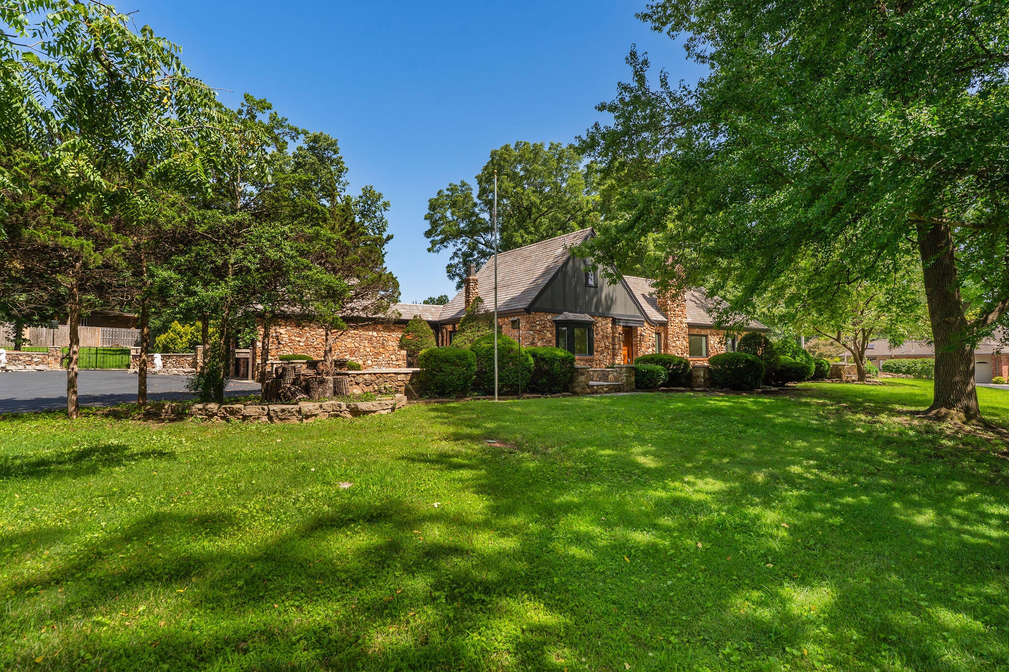 2244 S Edgewater Drive — photo