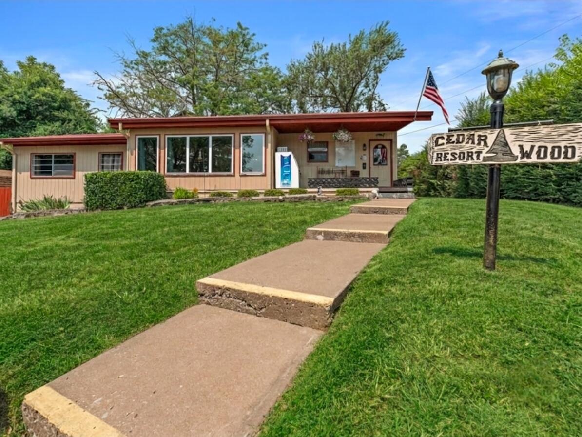 33 Lakeshore Drive — photo