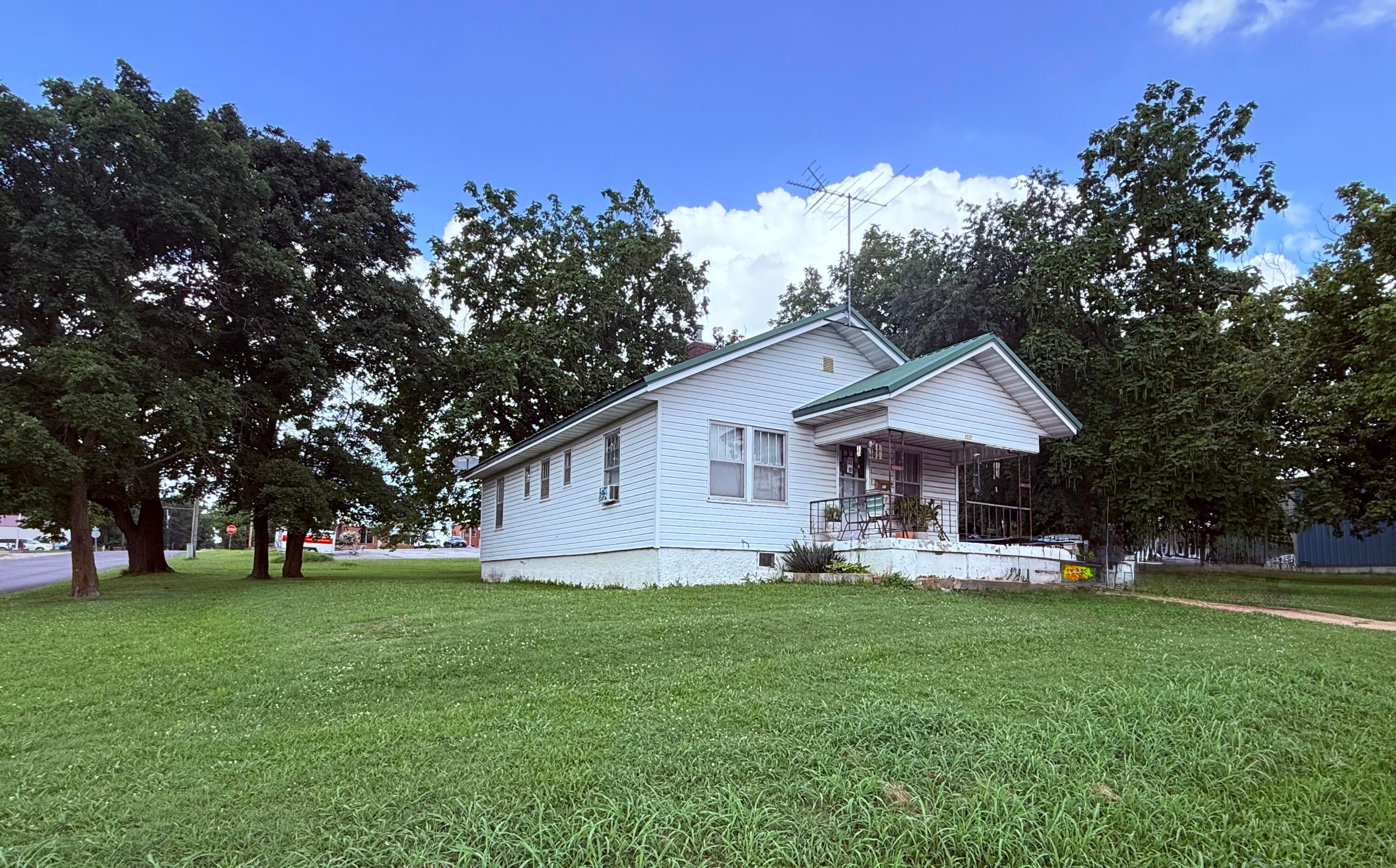209 W 2nd Street — photo