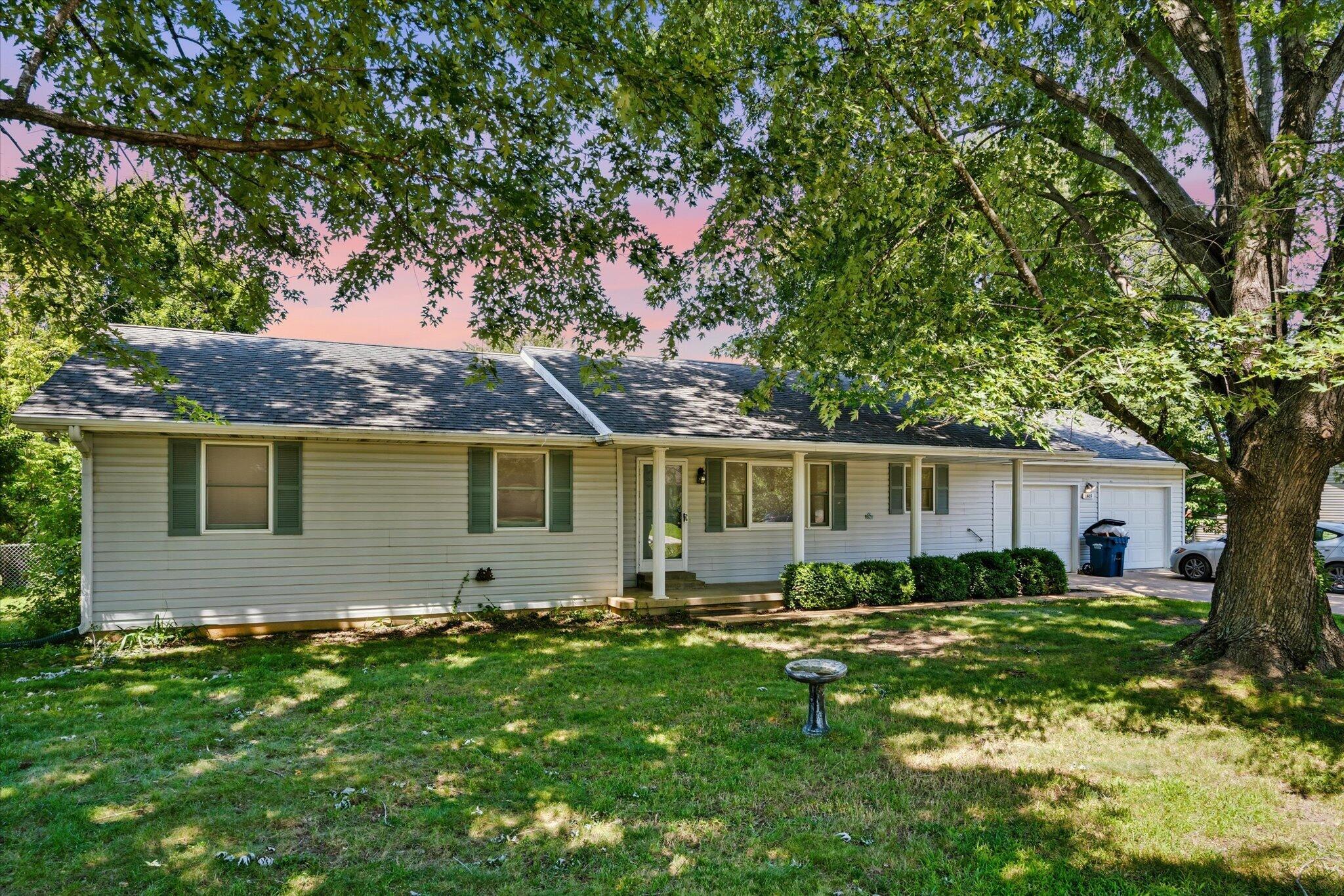 1615 W Lincoln Street — photo