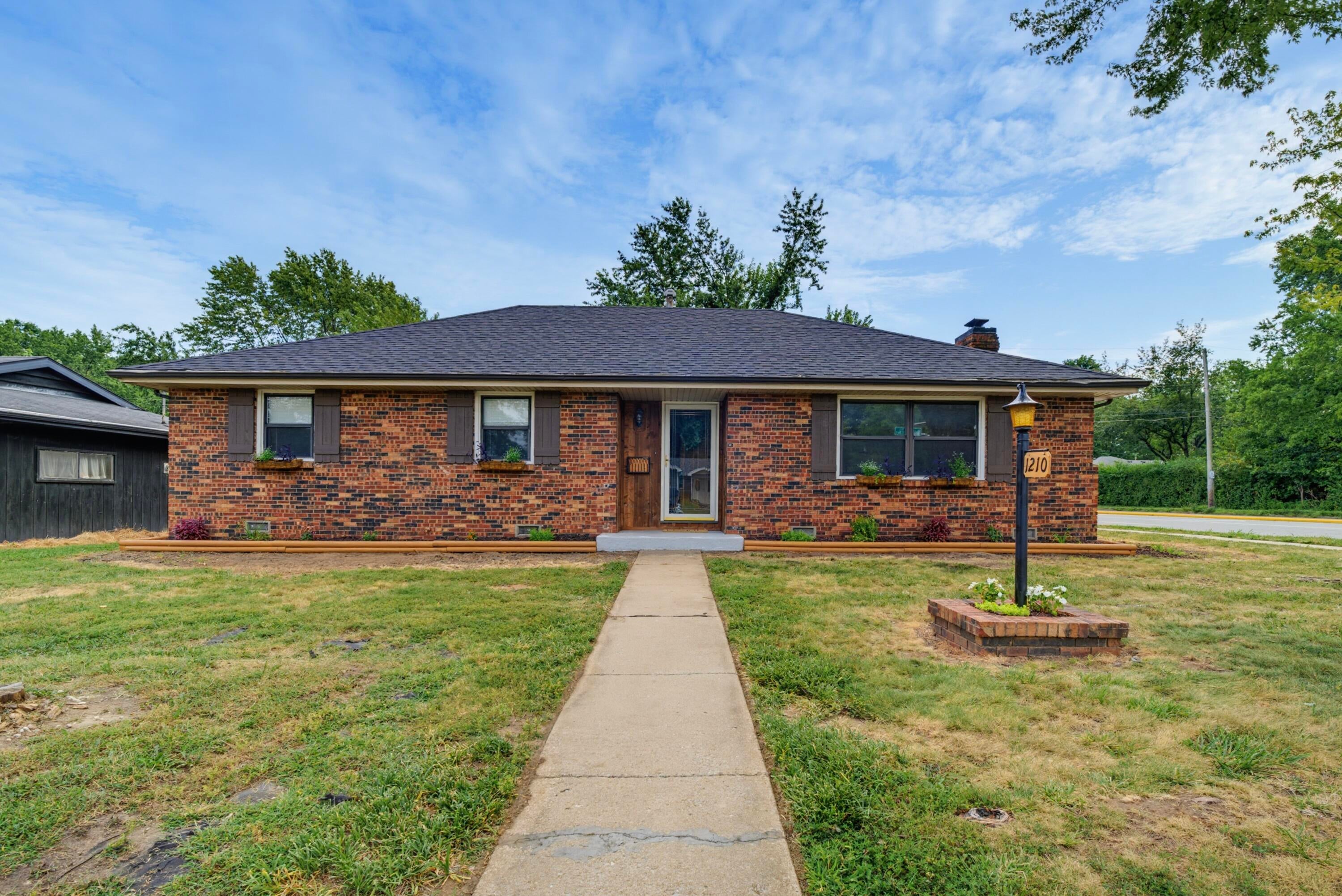 1210 E Woodland Street — photo